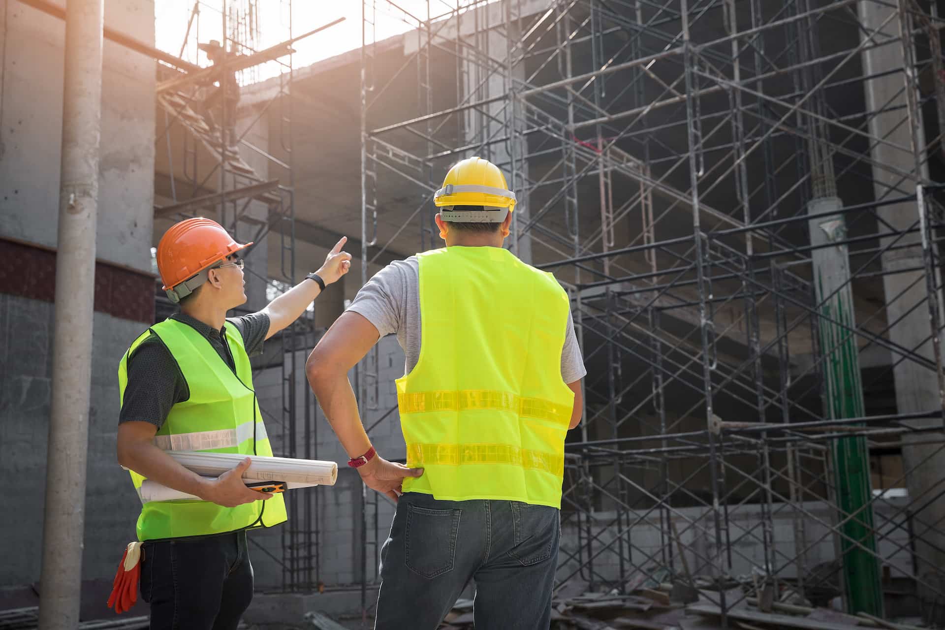 steigerinspecteur controleert steigerconstructie op locatie